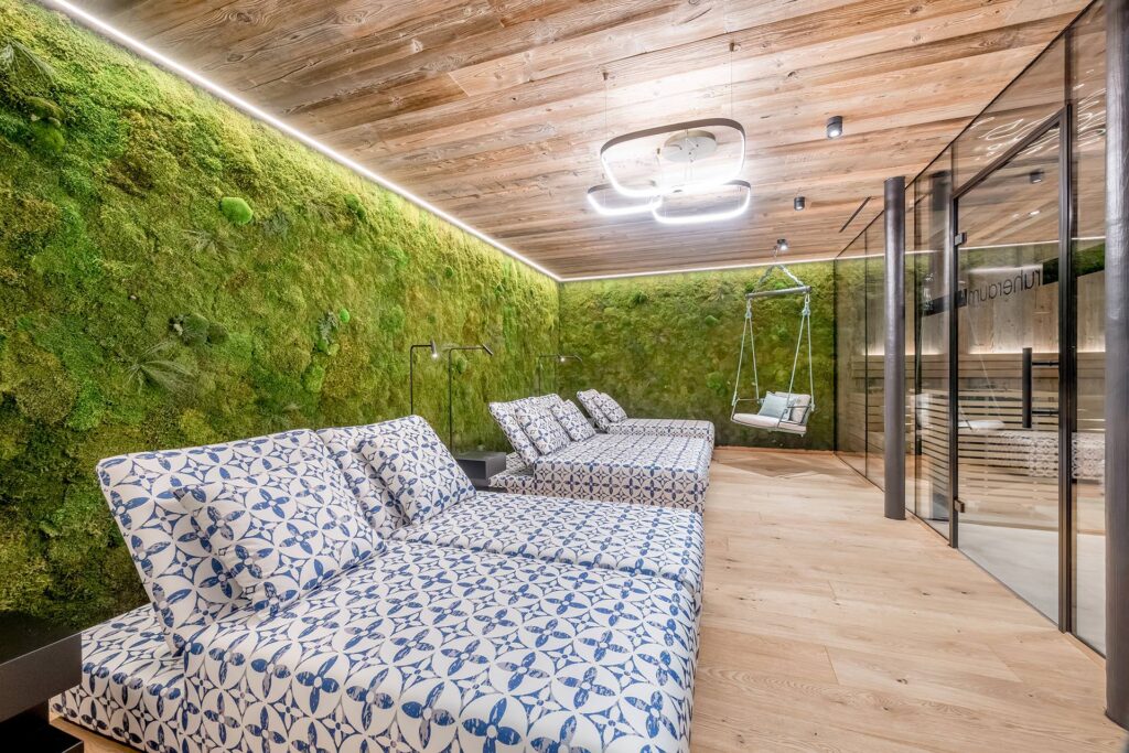 Hol dir ein Stück Natur nach Hause: Unsere Moosbilder vereinen Wald-, Ballen- und Islandmoos zu einzigartigen Naturkunstwerken mit beruhigender Wirkung. Jedes Bild ist ein handgefertigtes Unikat aus Tirol – perfekt für deine persönliche Innenraumbegrünung. Ob Wohnzimmer, Praxis oder Büro: Diese pflegefreie Pflanzendekoration ist wartungsfrei, langlebig und sorgt für eine angenehme Raumakustik. Fein abgestimmtes biophiles Design trifft auf handwerkliche Präzision – für mehr Wohlbefinden in deinen vier Wänden. Entdecke jetzt unsere individuellen Moosbilder aus der Feinwerk Manufaktur in Telfs!