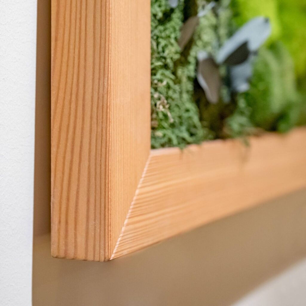 Die Pflanzenwände der Feinwerk Manufaktur bringen natürliche Frische und ein modernes Wohngefühl in deine Räume. Ob im Wohnbereich, im Empfangsraum oder als Highlight in der Gastronomie – sie schaffen eine grüne Atmosphäre, die inspiriert und beruhigt. Mit konservierten Pflanzen und Moosen gestaltet, sind sie absolut pflegefrei und bleiben jahrelang schön. Ideal für nachhaltige Raumgestaltung, die sich harmonisch in jedes Raumkonzept einfügt. Hol dir die Natur zurück – einfach, stilvoll und regional gefertigt in Telfs.