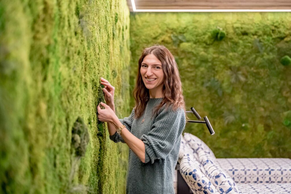 Ob Moosbilder, Pflanzenwände oder Raumtrenner: Die Naturkunstwerke der Feinwerk Manufaktur bringen biophiles Design auf ein neues Niveau. Jedes Projekt ist individuell, langlebig und ästhetisch durchdacht. Mit handgefertigter Mooskunst aus Tirol schaffst du ein wohltuendes Raumklima und setzt ein Zeichen für nachhaltige Innenraumgestaltung. Unsere Naturkunstwerke vereinen Design, Wirkung und Funktionalität – für Hotels, Praxen, Büros oder private Wohnräume. Von der Idee bis zur Umsetzung begleiten wir dich mit Herz und Handwerk. Innenarchitektur mit Seele – das ist unser Versprechen. Entdecke deine persönliche Wohlfühloase aus Moos und Pflanzen.