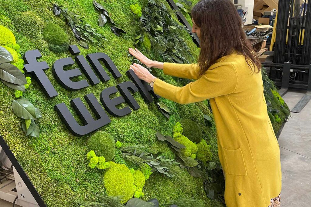 Jedes unserer Moosbilder, Wandverkleidungen oder Pflanzenwände ist ein echtes Naturkunstwerk. Mit viel Liebe zum Detail schaffen wir Unikate, die Natürlichkeit, Stil und Ruhe ausstrahlen. Unsere Kunden schätzen die nachhaltige Raumgestaltung, die durch Schallabsorption und luftreinigende Eigenschaften überzeugt – ideal für alle, die Räume bewusst gestalten möchten.