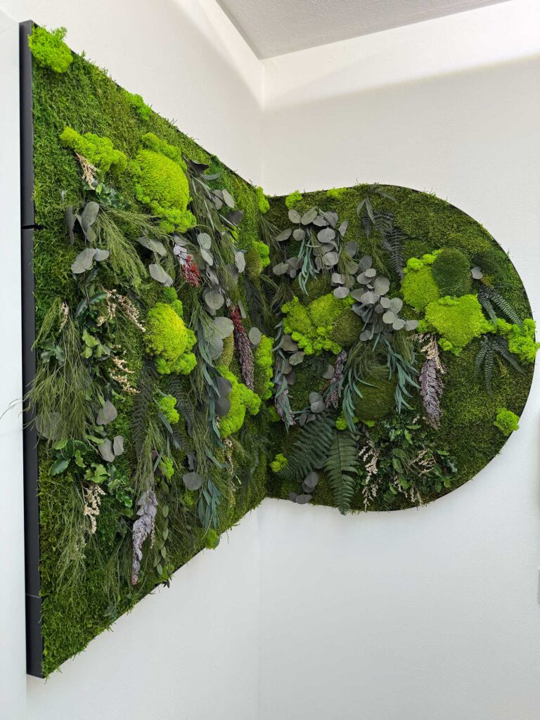 Du suchst etwas Besonderes? Die Feinwerk Manufaktur von Claudia Fratzl gestaltet individuelle Moosprojekte, die perfekt zu deinem Stil und Raum passen. Ob großflächige Mooswände, kreative Pflanzeninstallationen oder florale Eyecatcher – jedes Projekt wird in liebevoller Handarbeit in Tirol umgesetzt. Mit Moos, Blumen und konservierten Pflanzen entstehen einzigartige Naturkunstwerke, die Atmosphäre schaffen und echte Hingucker sind. Ideal für private Wohnräume, moderne Büros, Hotels oder Interior Design Projekte. Du hast eine Vision – Claudia setzt sie für dich um. Lass dir dein ganz persönliches Moosprojekt gestalten – natürlich, individuell und regional gefertigt.