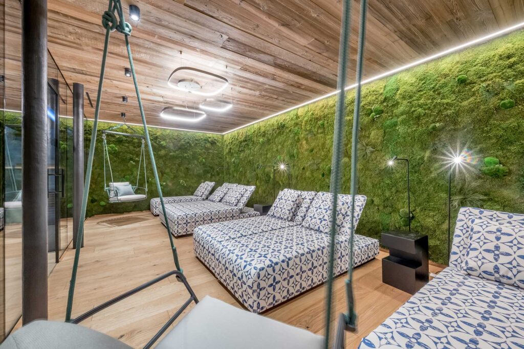 Die Mooswände und Moosdecken der Feinwerk Manufaktur sind mehr als nur Raumgestaltung – sie sind lebendige Naturkunst für Hotels, Büros, Wohnräume und Architekturprojekte. Ob als stilvolle Wandverkleidung, akustisch wirksames Element oder grüne Designfläche: Unsere Lösungen bringen Ruhe, Atmosphäre und ein Stück Natur in jeden Raum. Wartungsfrei, individuell planbar und mit hochwertiger Handwerkskunst aus Tirol gefertigt, sind sie ideal für alle, die Räume mit Persönlichkeit gestalten möchten. Perfekt für Innenarchitekt:innen, Hoteliers und alle, die das Besondere suchen – mit Mooswänden, die Wirkung zeigen.